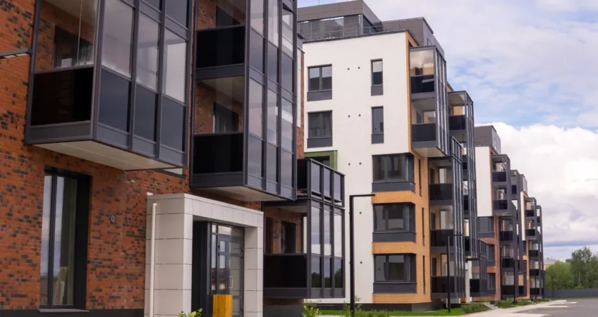 Les étapes essentielles pour construire un petit immeuble résidentiel : de la conception à la livraison avec un architecte  